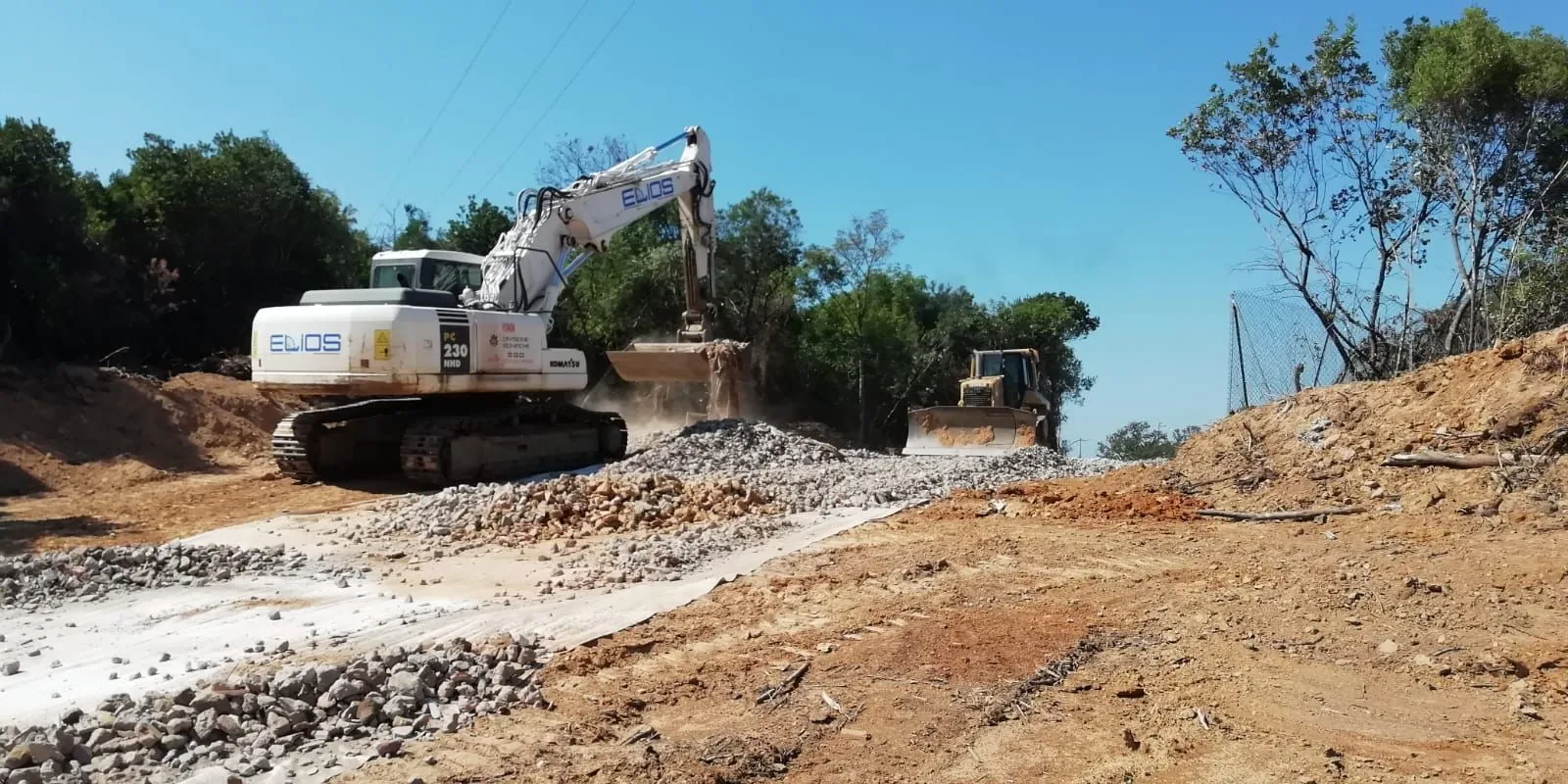 Escavatore sul piazzale di terra e ghiaia della ex discarica di Vallin dell’Aquila a Livorno, durante i lavori per il diaframma