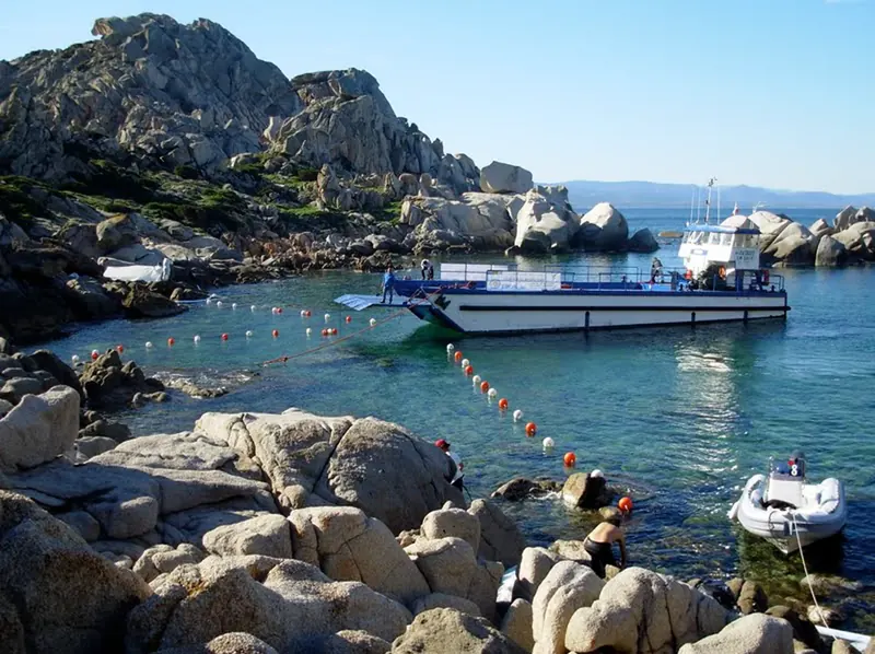 Disinquinamento delle scogliere della Costa Smeralda