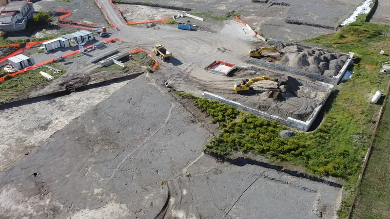 Cantiere di bonifica nell’area Trapezio del Parco Archeologico di Ercolano: due escavatori e un dumper al lavoro