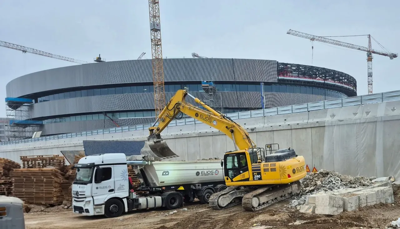 Cantiere dell’edificio PalaItalia a Milano Santa Giulia, con i mezzi ELIOS per la gestione dei rifiuti di cantiere