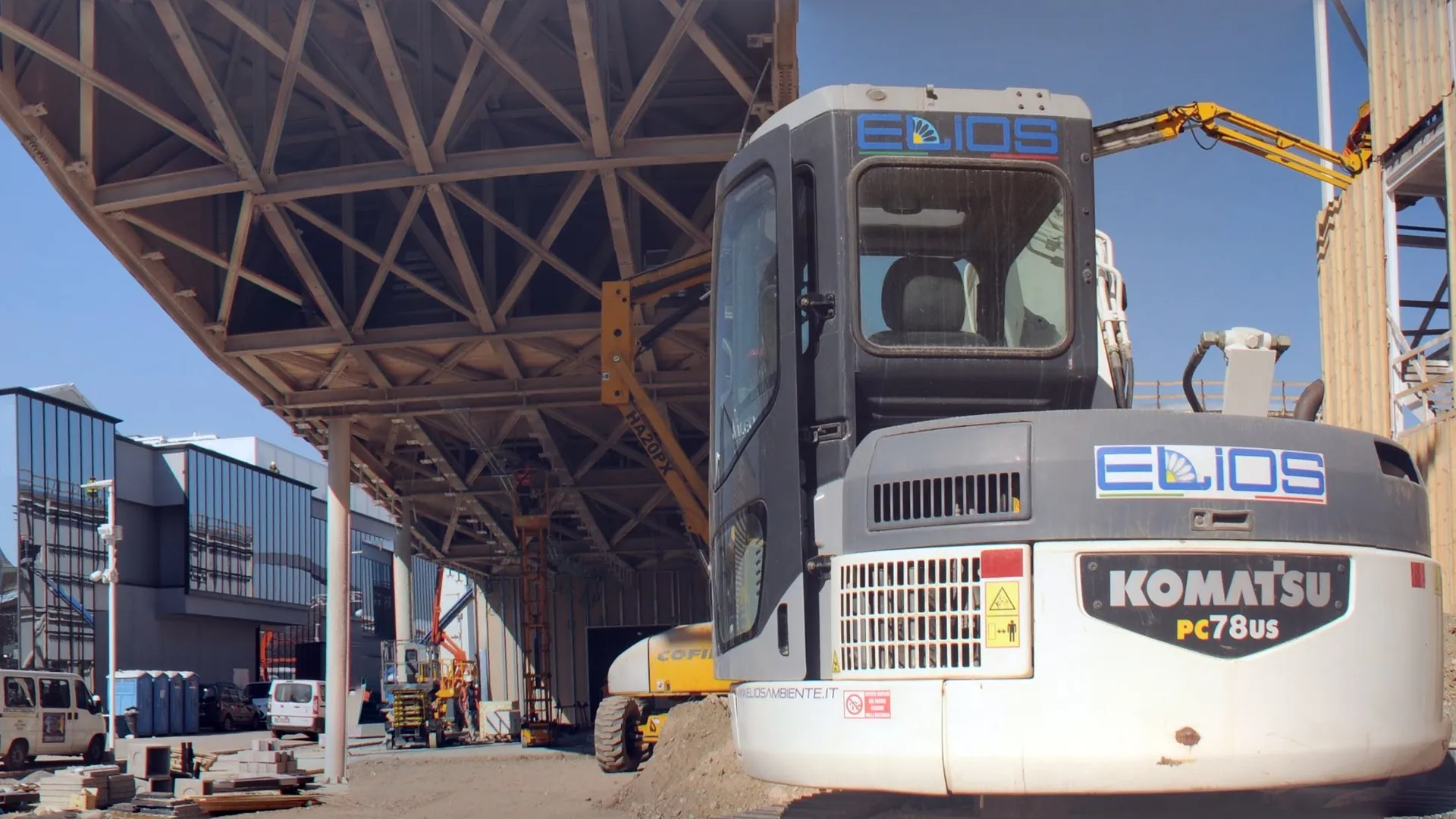 Escavatore ELIOS Komatsu sotto le strutture in legno del sito EXPO Milano 2015