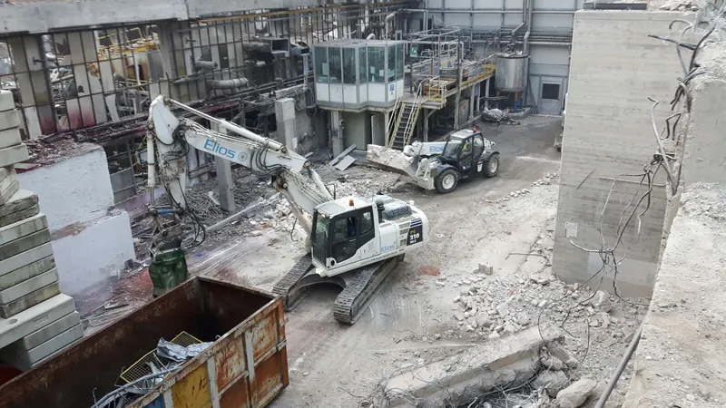 Demolizione edifici industriali post terremoto