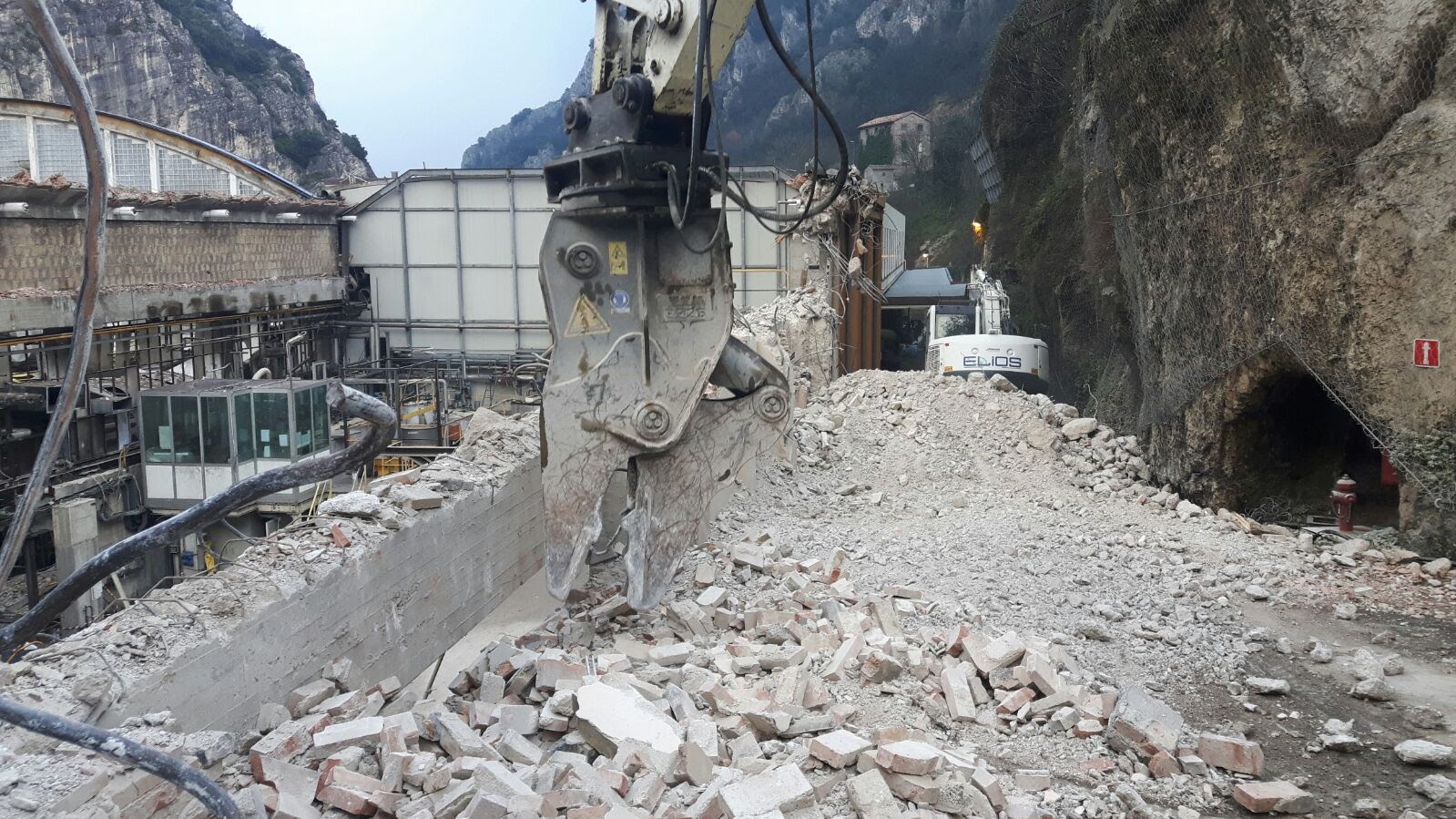 Demolizione edifici industriali post terremoto, documentazione di cantiere 3