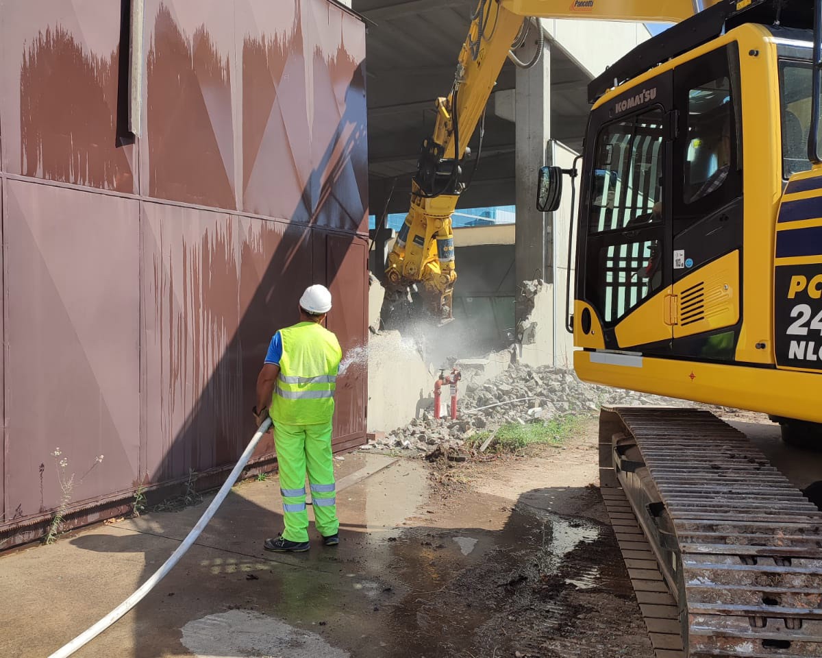 Riqualificazione area dismessa: bonifica amianto e terreni contaminati, demolizione e consolidamento perimetrale, documentazione di cantiere 1